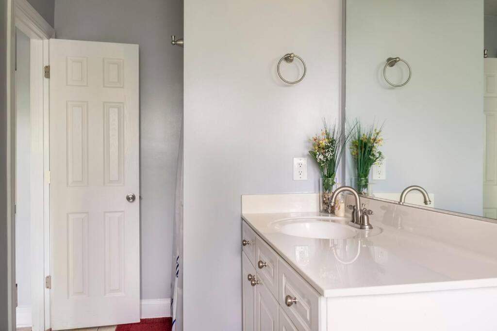 Private Room Balcony And Bathroom In Charleston Exterior photo